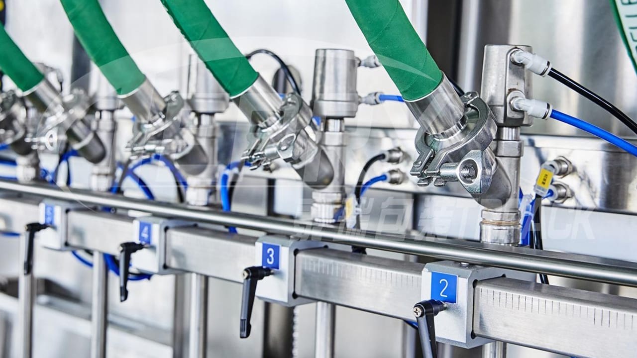 Adjustable spacing for filling nozzle