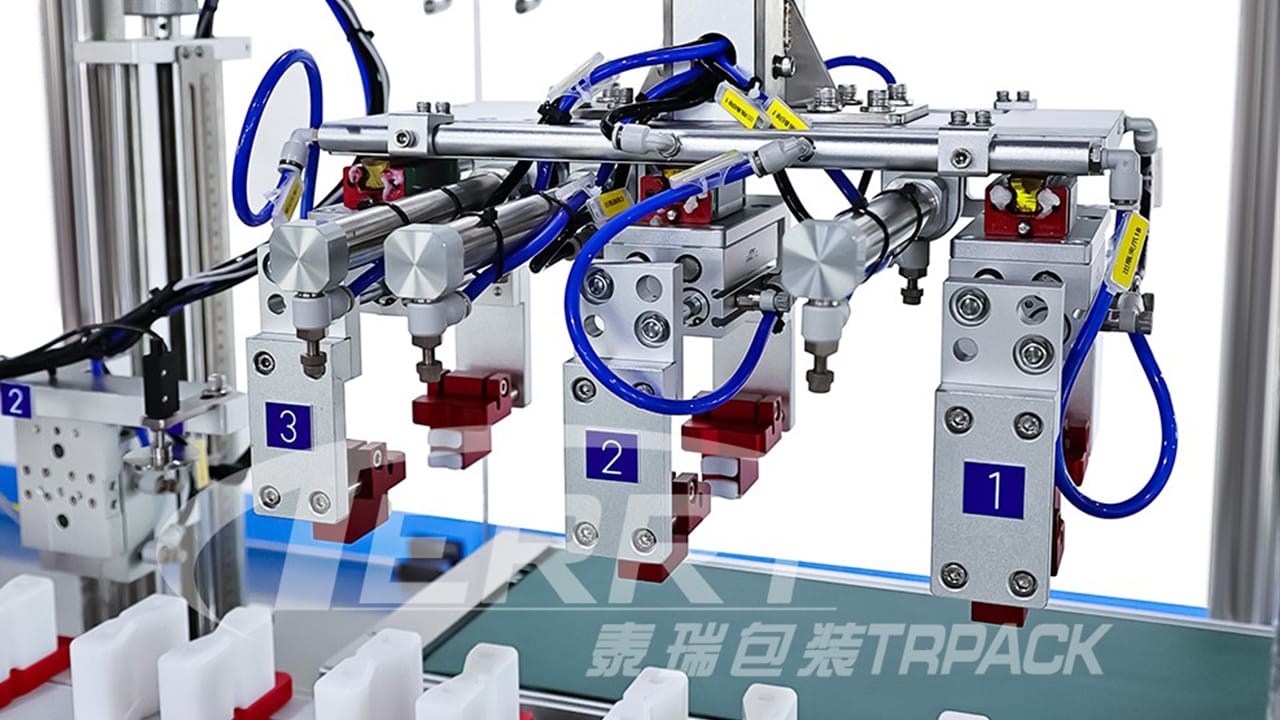Robotic claw for bottle pickup and demolding