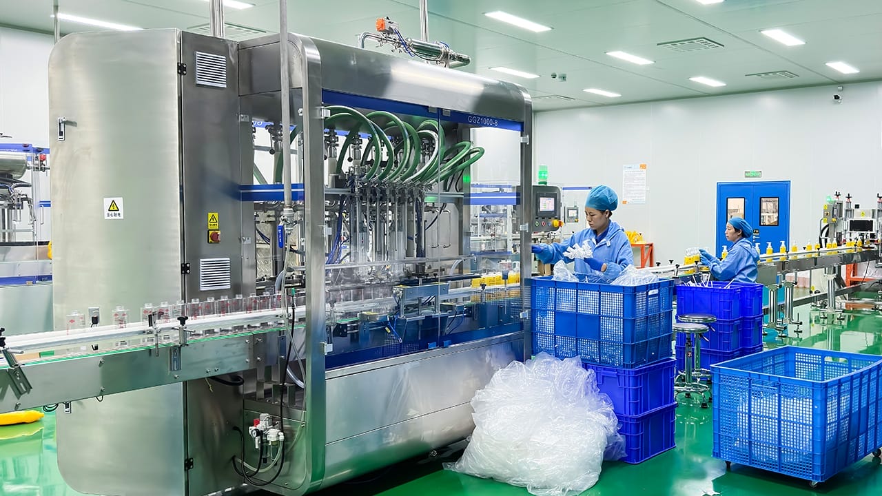 Atmospheric Pressure Self-Flow Filling Machine, Single-Head Rotary Cap Sealer At Both Ends, Insert-Type Rotary Cap Sealer, Aluminum Foil Sealing Machine Project Site (2)