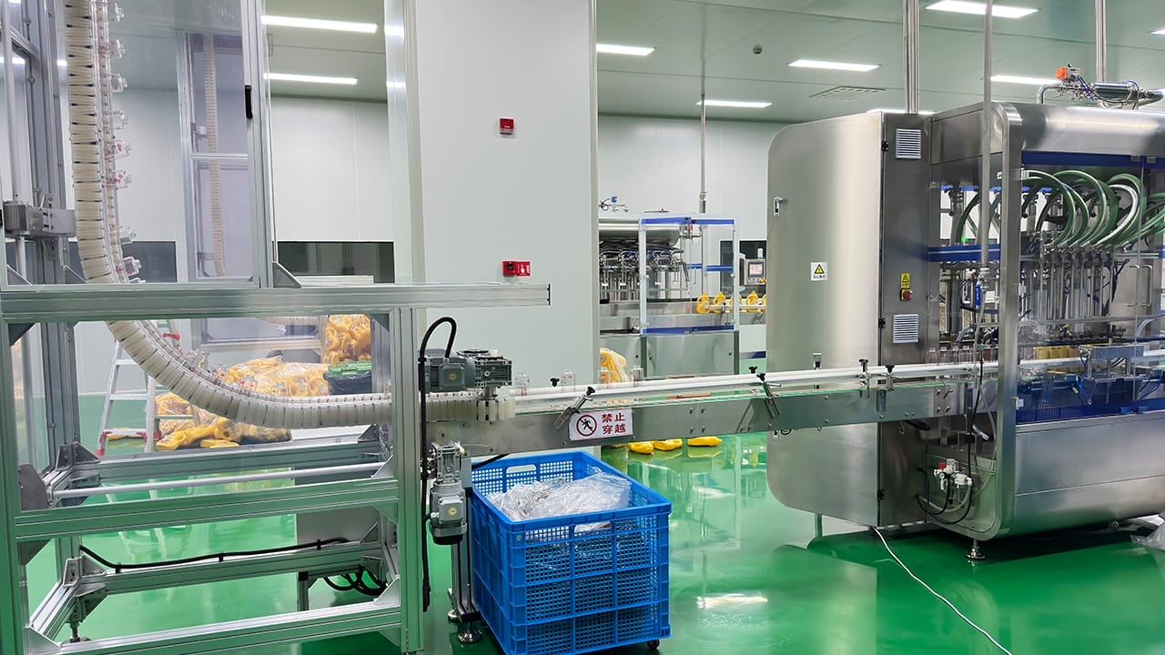 Atmospheric Pressure Self-Flow Filling Machine, Single-Head Rotary Cap Sealer At Both Ends, Insert-Type Rotary Cap Sealer, Aluminum Foil Sealing Machine Project Site (3)