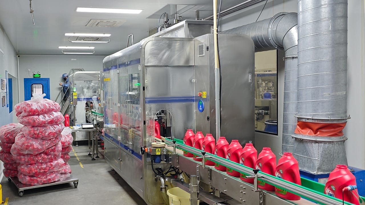 Six-Head Gear Pump Attached To The Filling Machine; Insertion-Type Pump Cover Capping Machine Project Site (3)