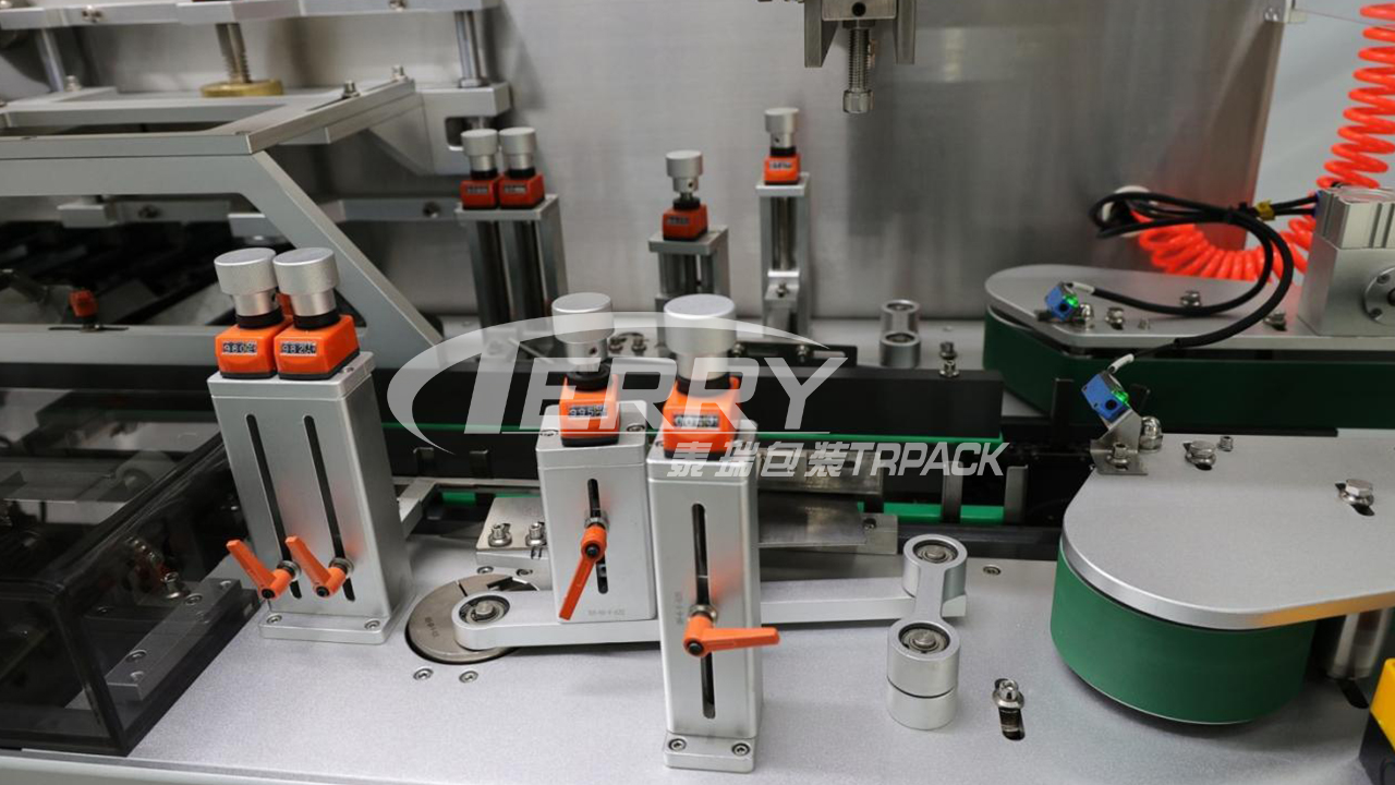 Box-closing and discharge assembly